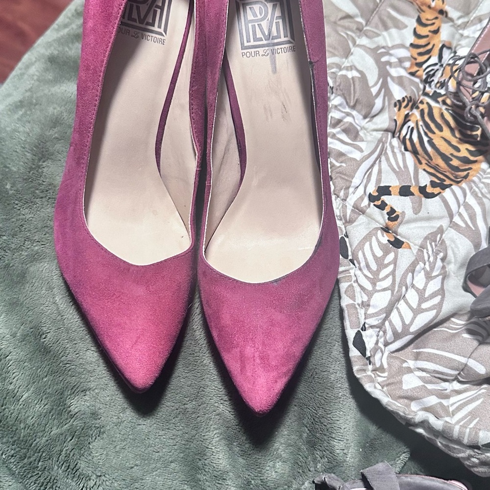 Pour La Victoire Women's Pink Suede Pumps